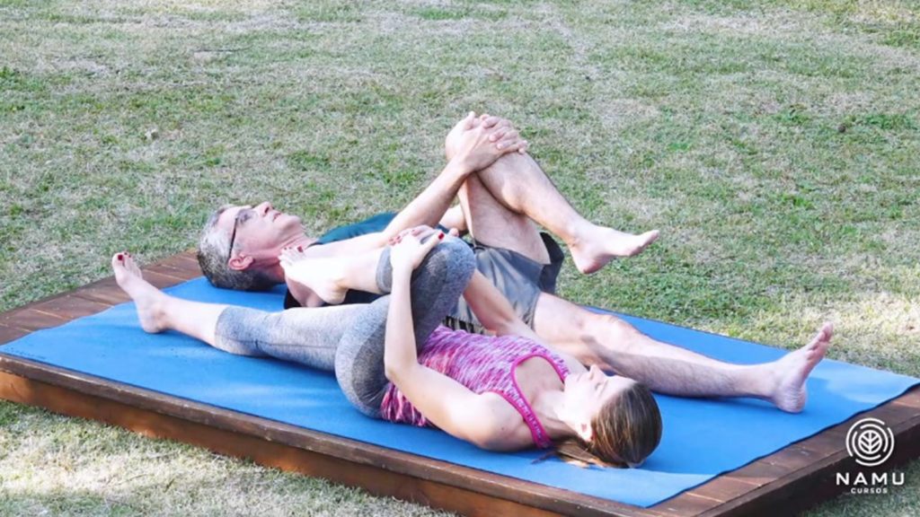 posições de yoga em dupla