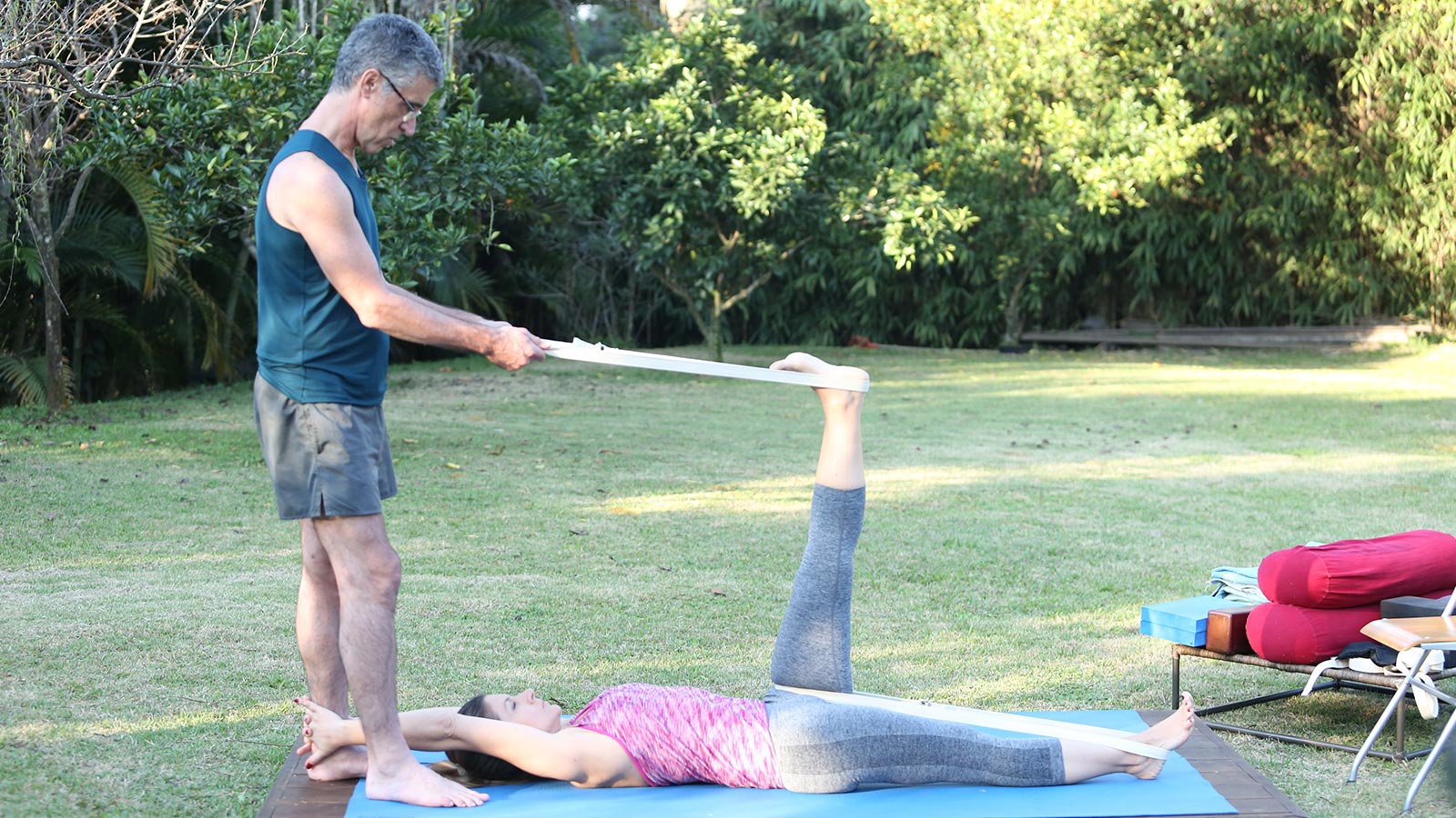 Aprenda 3 posições de yoga em dupla - Namu